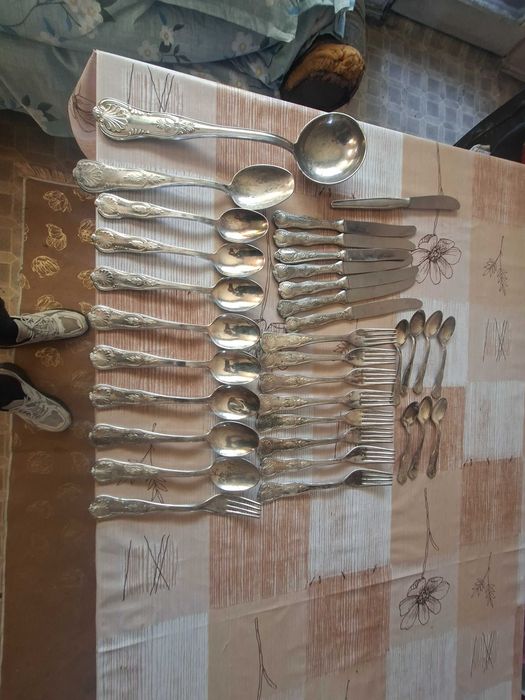 Продаава се посребрен комплект от 34 части