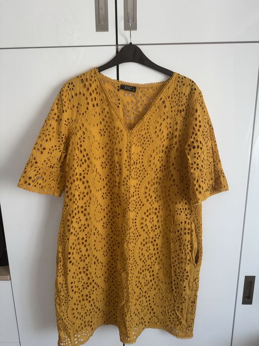 Rochie brodata, format A, cu buzunare