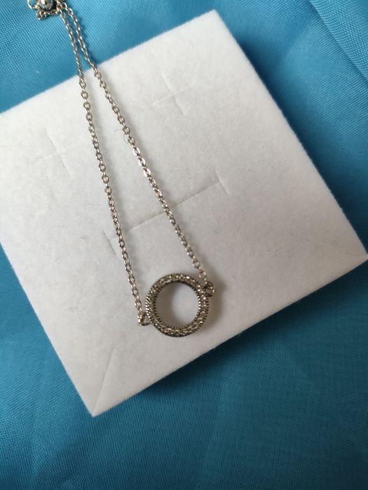 Сребърна гривна с  кръг и камъни