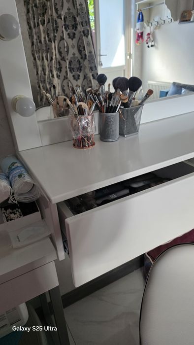 Masa make up cu lumina puternica