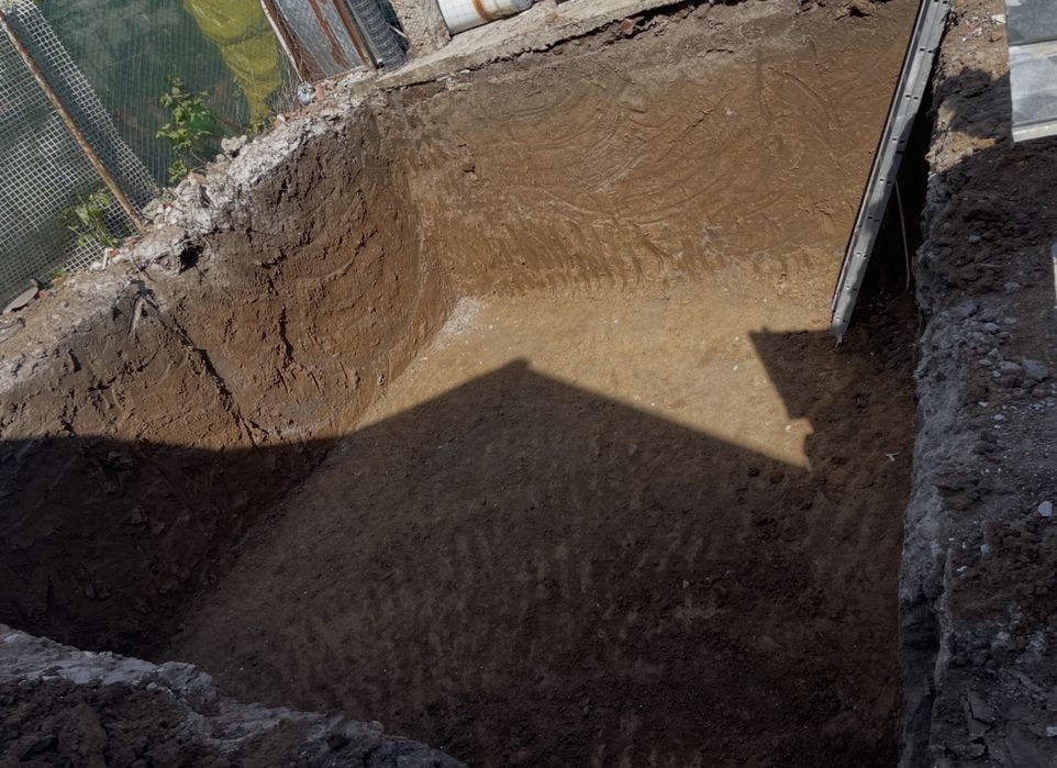 De inchiriat MINIEXCAVATOR excavari fundatii, santuri, demolari, terasamente, nivelari, picon de spart beton  etc. Lucrari de calitate