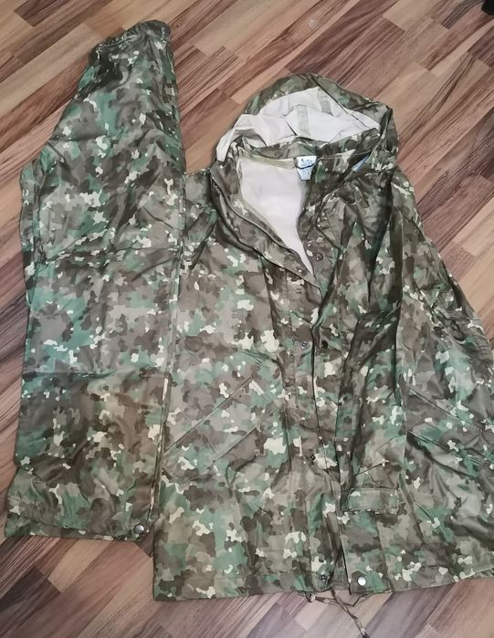 Vând costum protecție ploaie și bocanci militari