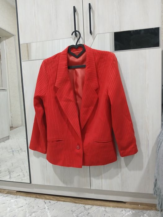 Костюм красный, с цветочками