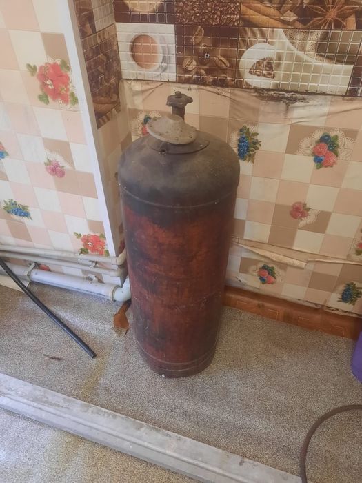 Продам газовый баллон с тумбой