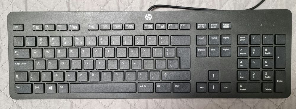 Tastatură HP USB, layout QWERTY, cu numpad – neagră