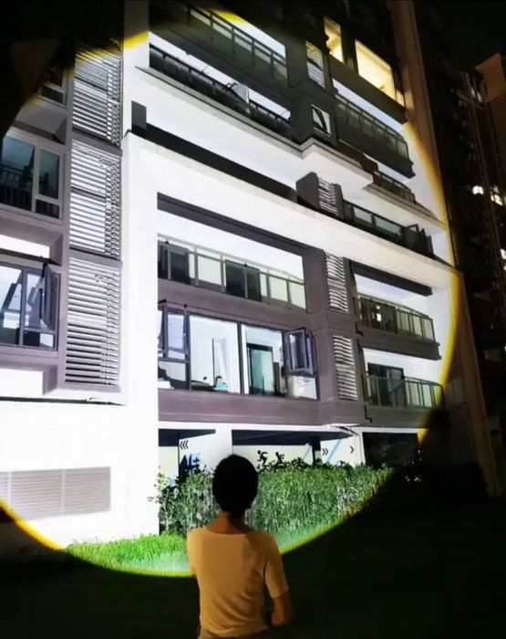 Супермощный фонарь прожектор