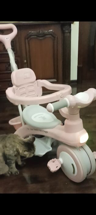 Детская велоколяска куплена летом  как новая все целая с цветомузикой