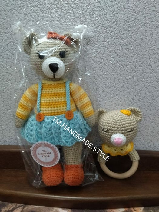 Комплект за бебе с играчка и дрънкалка + подаръчна кутия