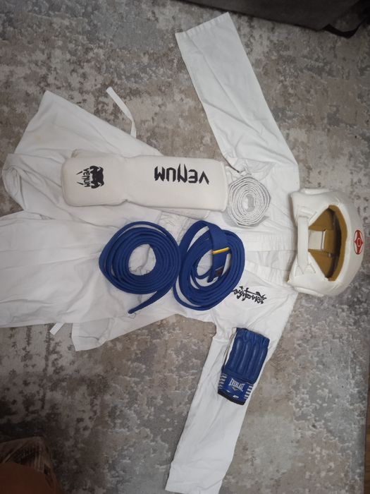 Кимоно кикушинкай с поясами и шлемом,перчатками и щитками,ракушкой