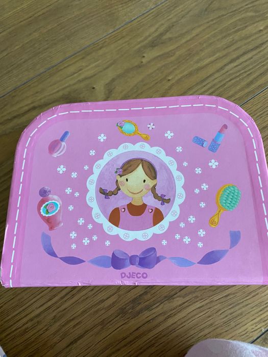 Детски куфар с бижута и други аксесоари