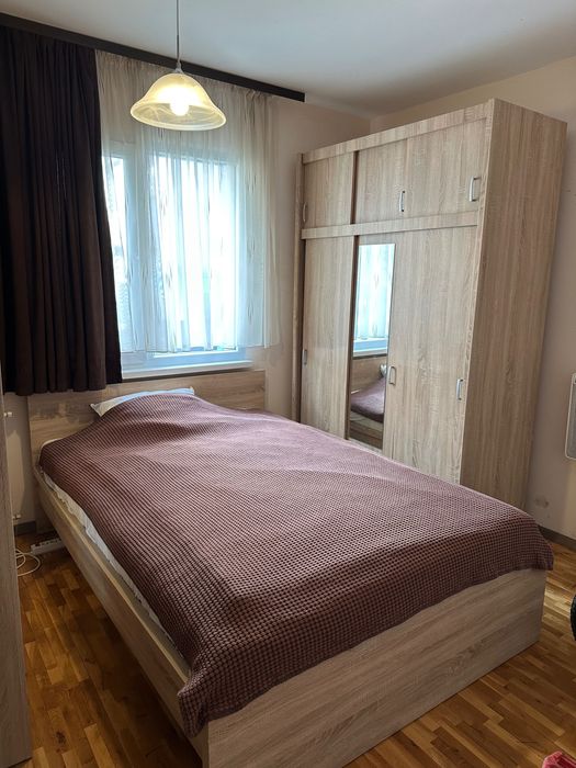 Гардероби с плъзгащи врати 2 бр. И спалня с матрак