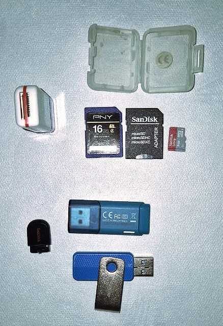 Лот флашки и SD карти с четец