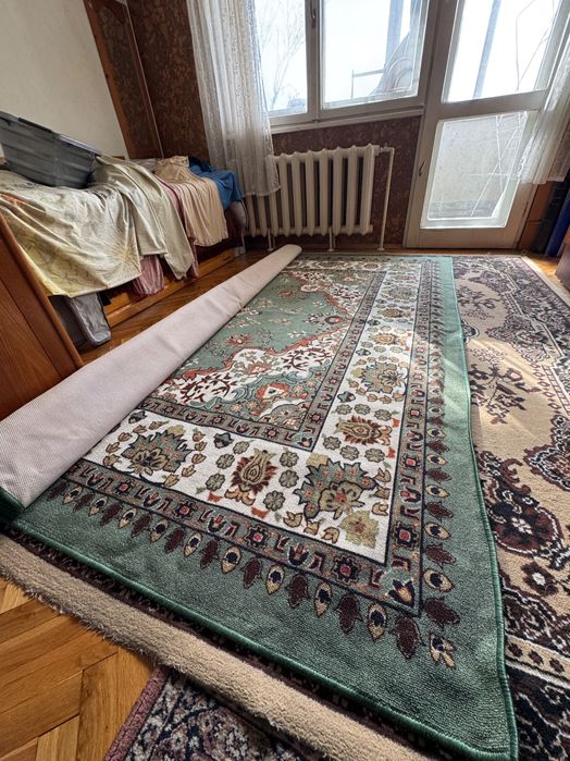 Нов килим с класически десен в маслено зелено и крем