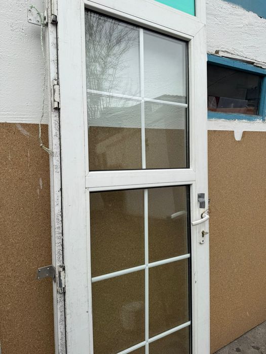 Пластиковая дверь