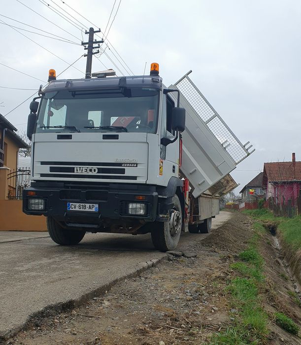 Camion basculabil cu macara