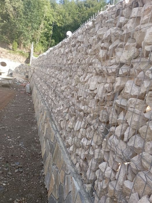 Vindem piatră de calcar pentru garduri pentru ornament