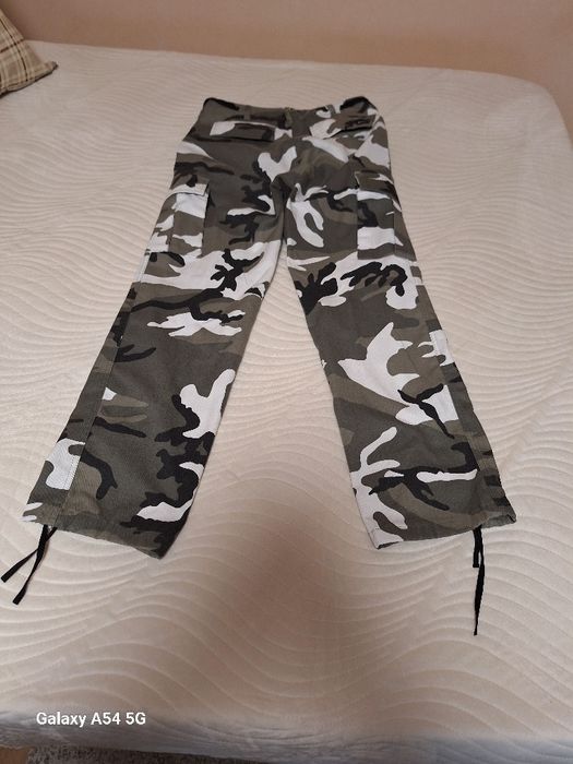 Камуфлажни панталони Brandit.