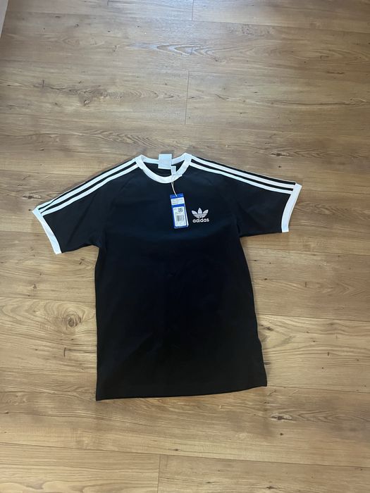 Vand tricou adidas nou cu eticheta