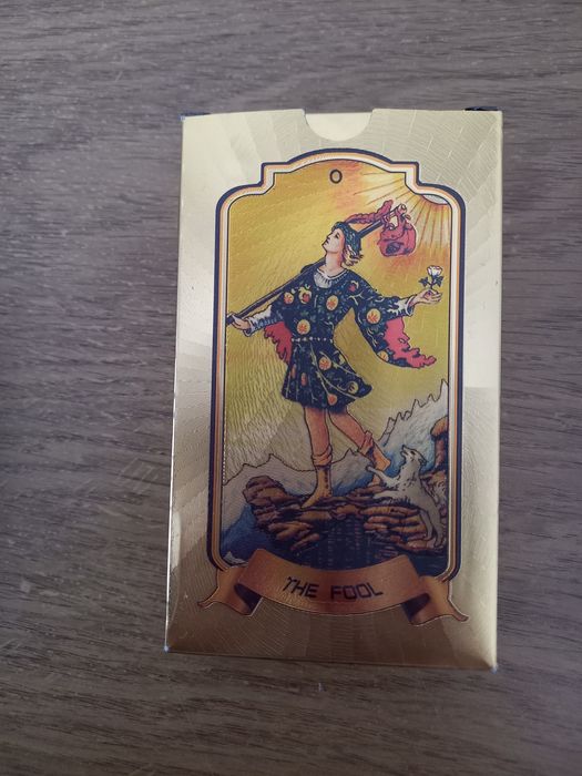 Карти таро 78 броя.