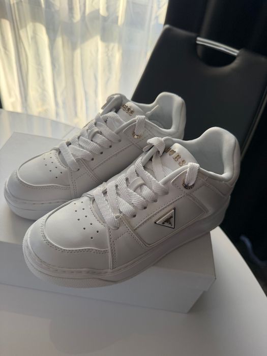 Бели кецове Guess