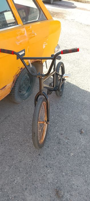 Велосипед BMX в подержанном состоянии