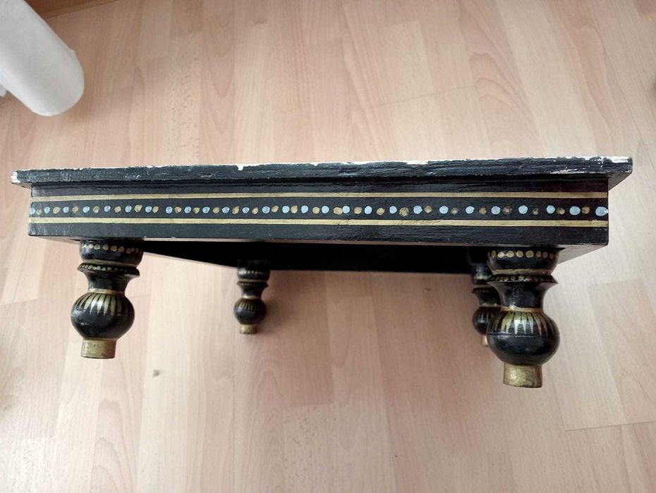 Столик декоративный деревянный