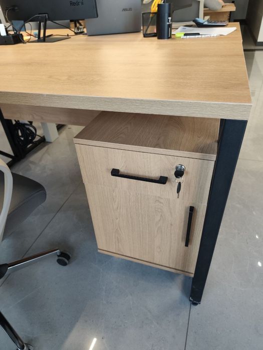 Продается офисная мебель мебель 7 комплетков и переговорный стол