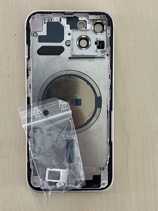 Carcasa originala iphone 13 Roz