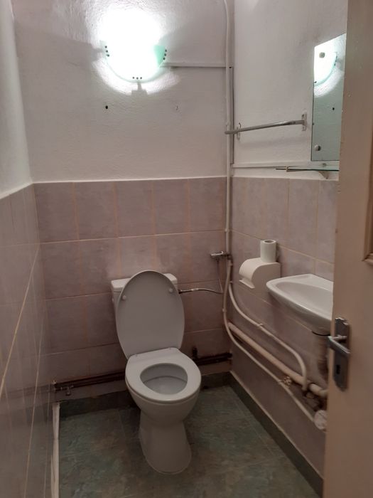 Apartament de inchiriat si o boxa la parterul blocului