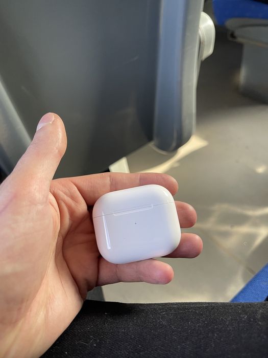 Vând o cască de AirPods 3, plus cutie și cablu de alimentare