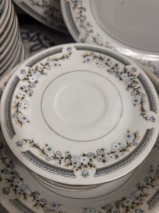 Столовый набор из тарелок