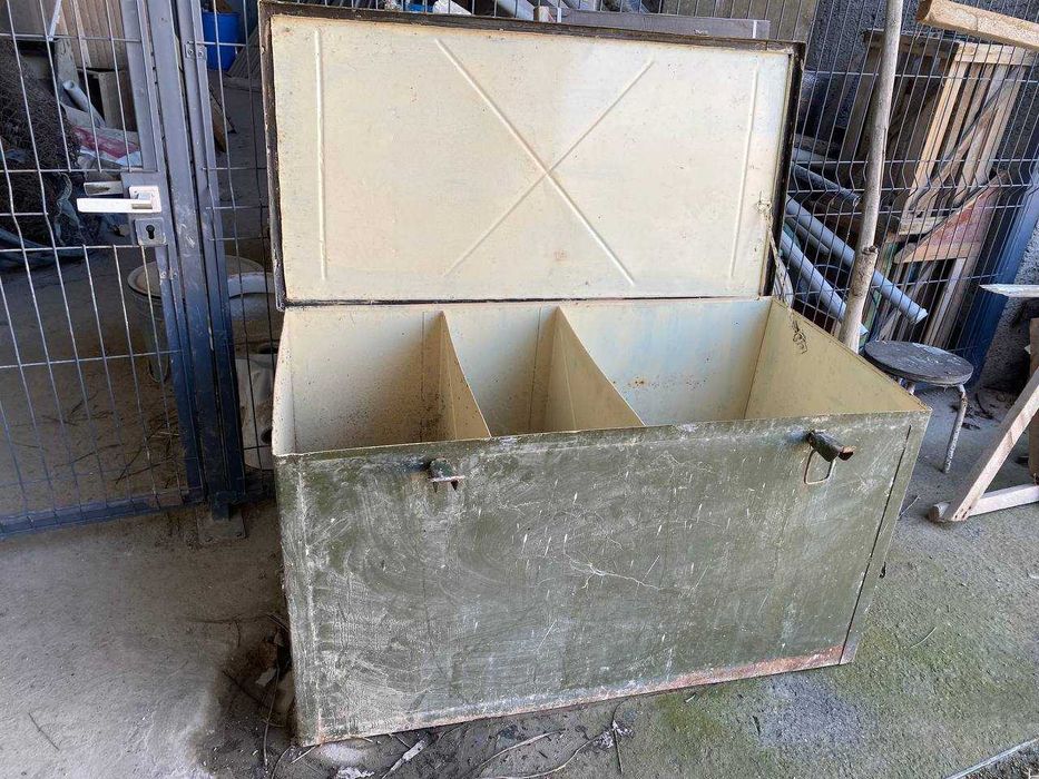 Продам металлический ящик с отсеками