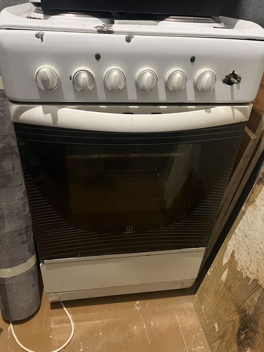 Срочно продам плиту  электрическую indesit