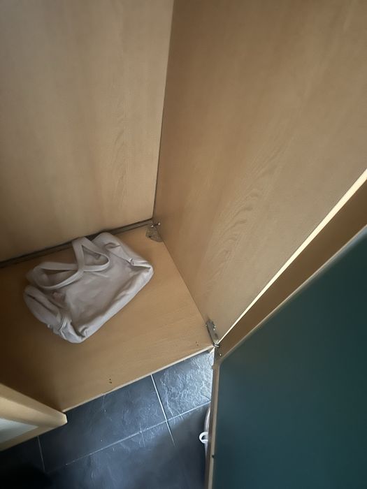 Гардероб с огледало - Идеален е! Само с счупена долна дъска