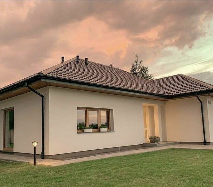 Case pe structură metalică cu panouri sandwich