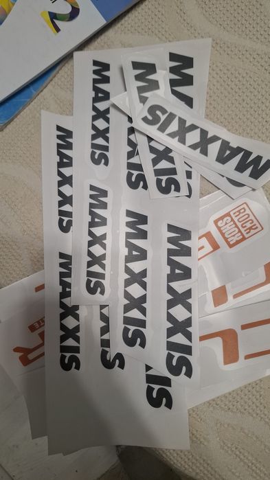 Vand stickere. Orice fel de stickere, pot sa le customizez