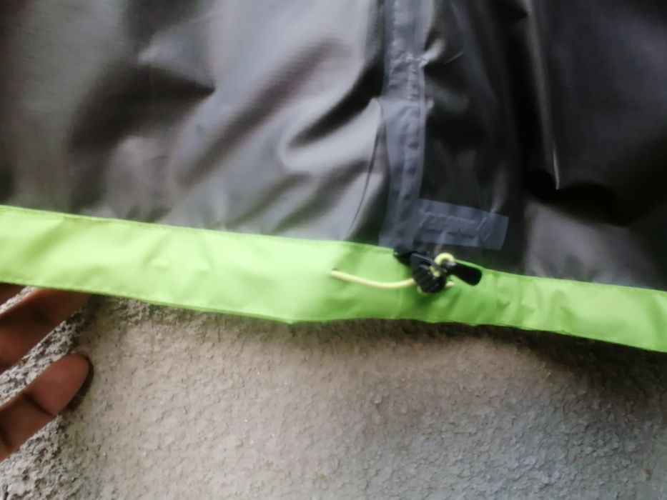 Продавам ново дамско зелено водоустойчиво яке Arc'teryx