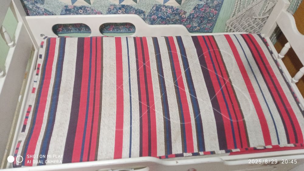 Кровать белая, дерево