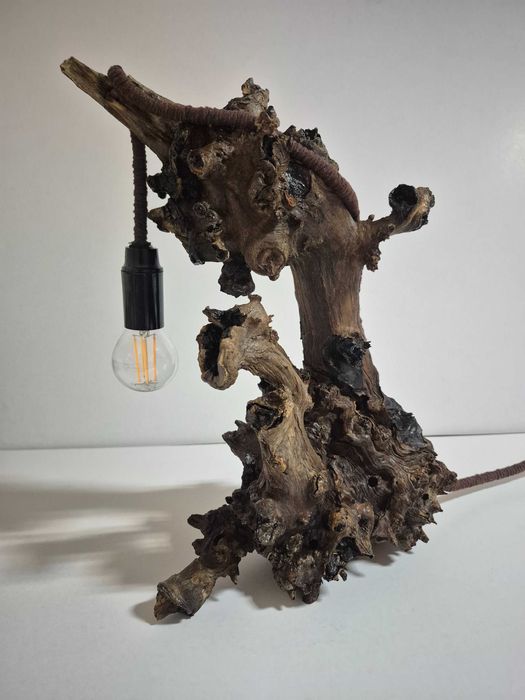 Лампа от естествено дърво