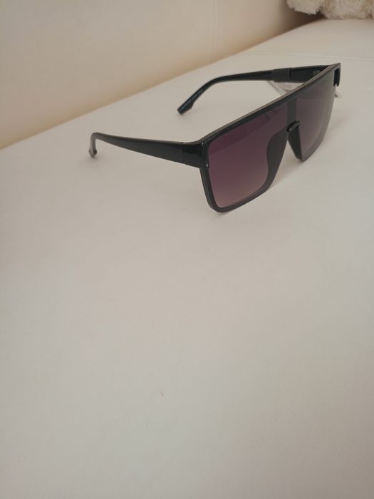 Vând ochelari de soare model deosebit produs de calitate superioara.