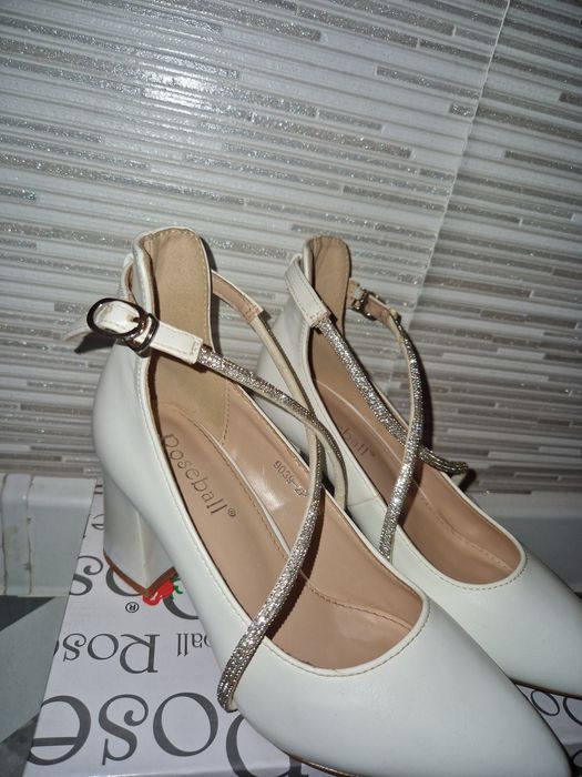 Белые туфли б/у .