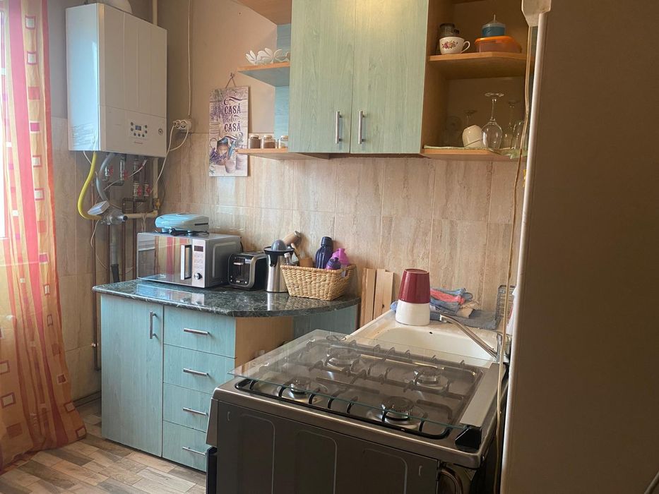 Închiriez apartament cu 2 camere
