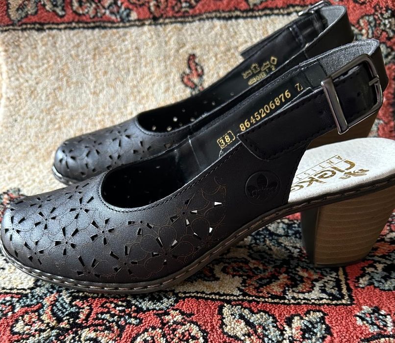 Продам новые босоножки