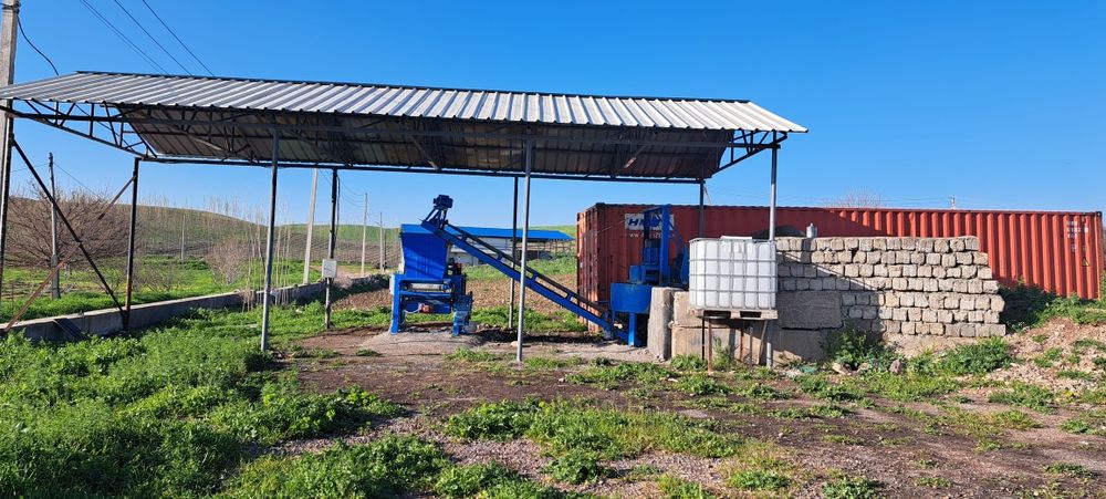 Шлакблок аппарат сотилади. Ленталик. Лебедкаси бор.