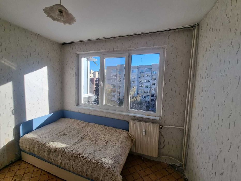 Продава се просторна гарсониера – кв. Младост 1