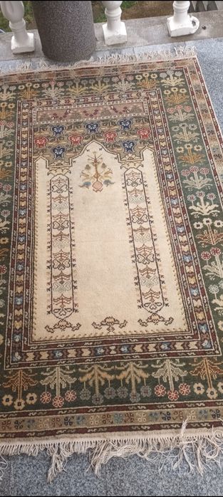 Covor vechi în stare foarte bună