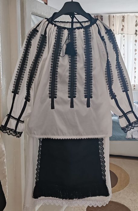 Vând Costum popular nou pt detalii la Nr afișat