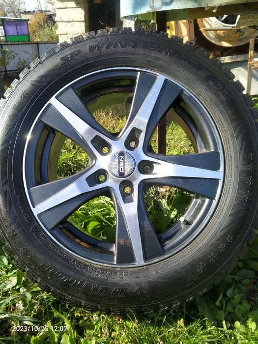 Продам зимнюю резину.