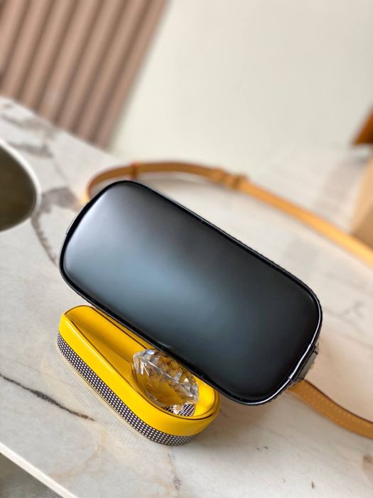 Geanta Louis Vuitton Alma Nano