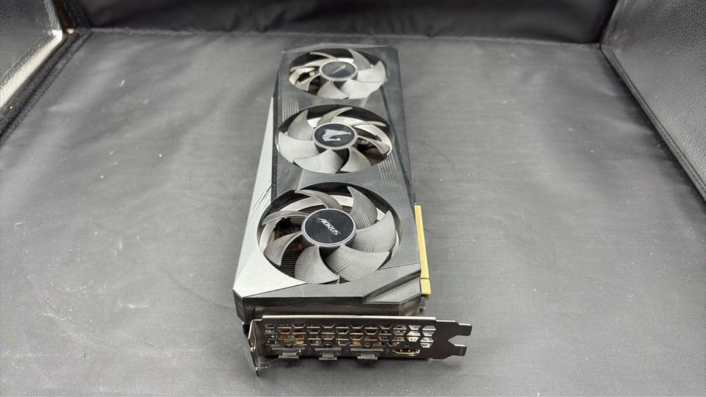 Vând Gigabyte AORUS GeForce RTX 3060 ELITE 12 GB GDDR6 Stare